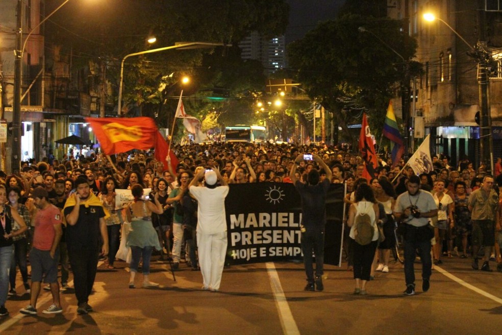 Manifestantes realizam ato no Recife em homenagem à vereadora Marielle Franco (Foto: Marlon Costa/Pernambuco Press)