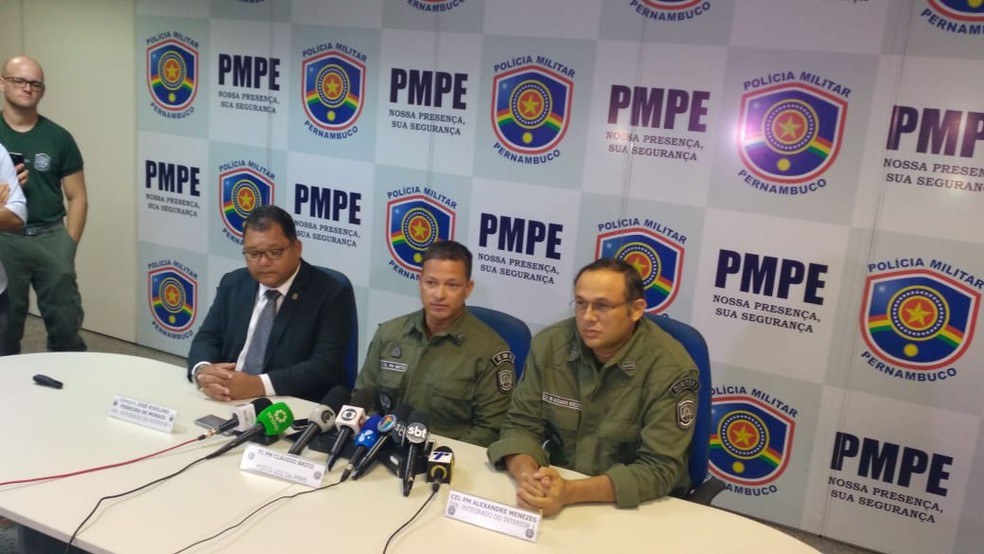 Policiais militares de Pernambuco participaram de entrevista coletiva sobre mortes ocorridas em confronto na Paraíba — Foto: Delé Wanderley/TV Globo 