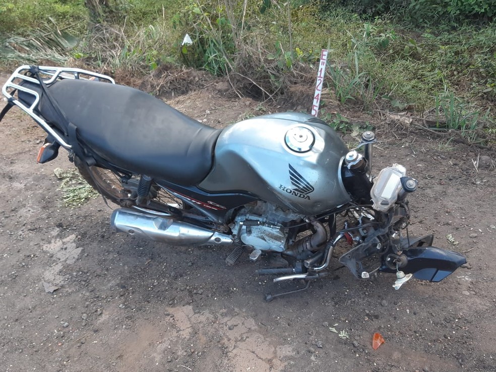 Moto ficou destruída após colisão lateral com carreta na BR-135 — Foto: Divulgação/PRF