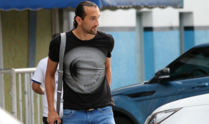 Barcos deixa treino mancando, mas Felipão garante jogador para domingo