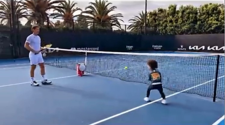 Filha de Serena Williams aparece em vídeo 'treinando' tênis (Foto: Reprodução/Instagram/Serena Williams)