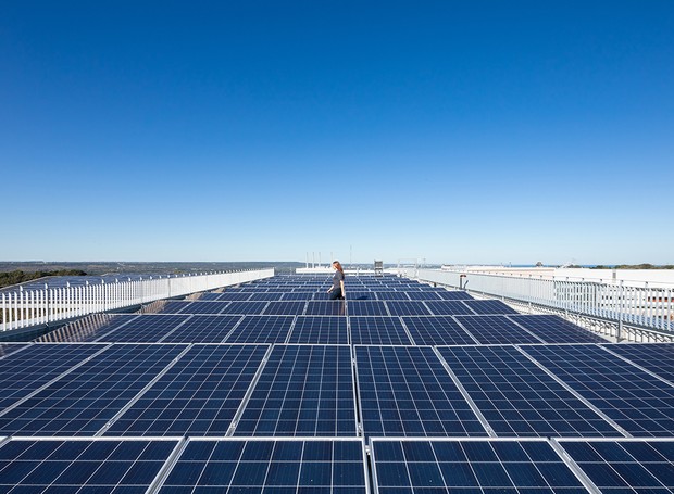 São mais de 2 mil painéis solares para fazer o edifício funcionar (Foto: Reprodução Mccallum Sather)