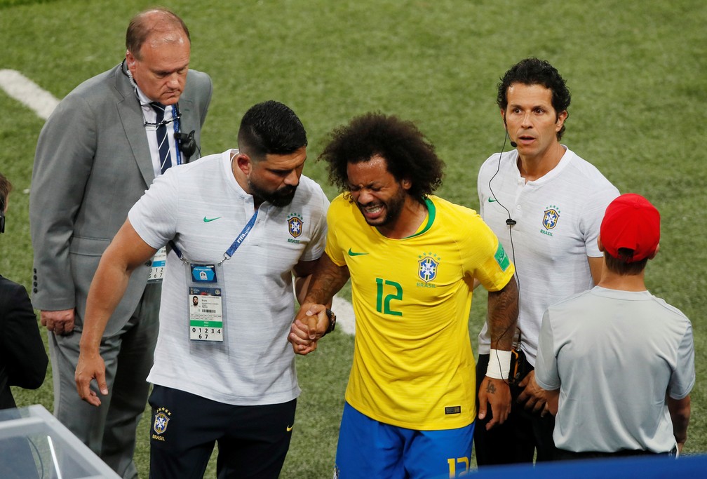 Marcelo deixa campo apÃ³s dor aguda na coluna em jogo do Brasil contra a SÃ©rvia (Foto: Maxim Shemetov/Reuters)