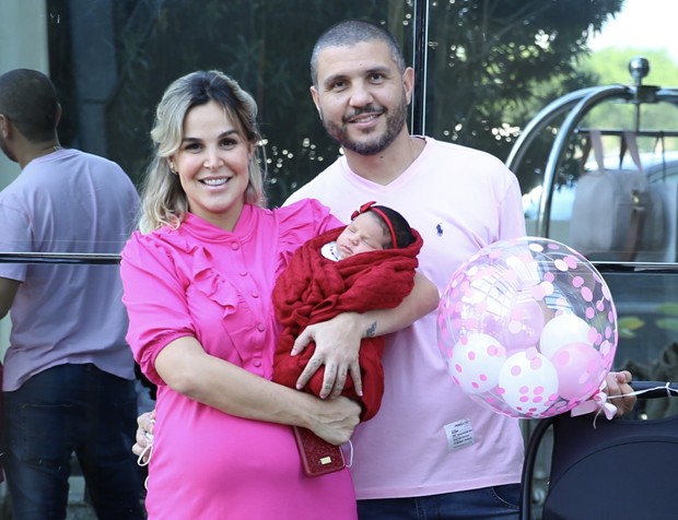 Robertha Portella e Bruno Coimbra deixam maternidade com a filha, Sofia (Foto: Roberto Filho/Brazil News)