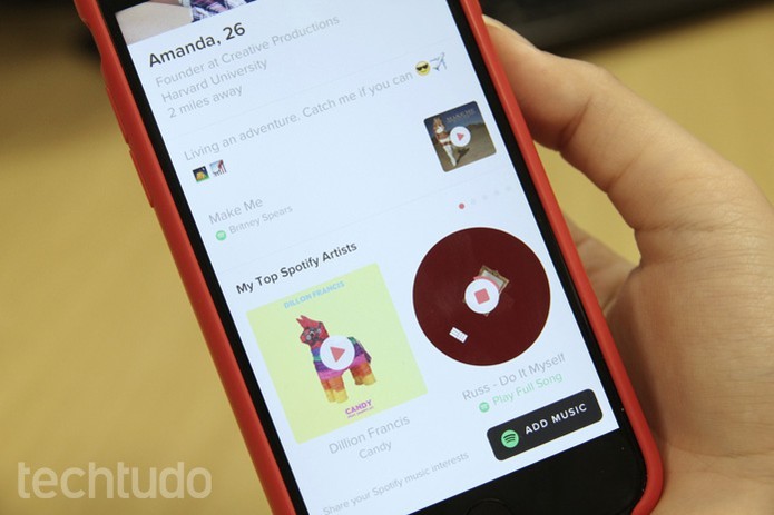 Tinder se une a Spotify e agora é possível escolher uma trilha sonora para o perfil no app de paquera (Foto: Luana Marfim/TechTudo)