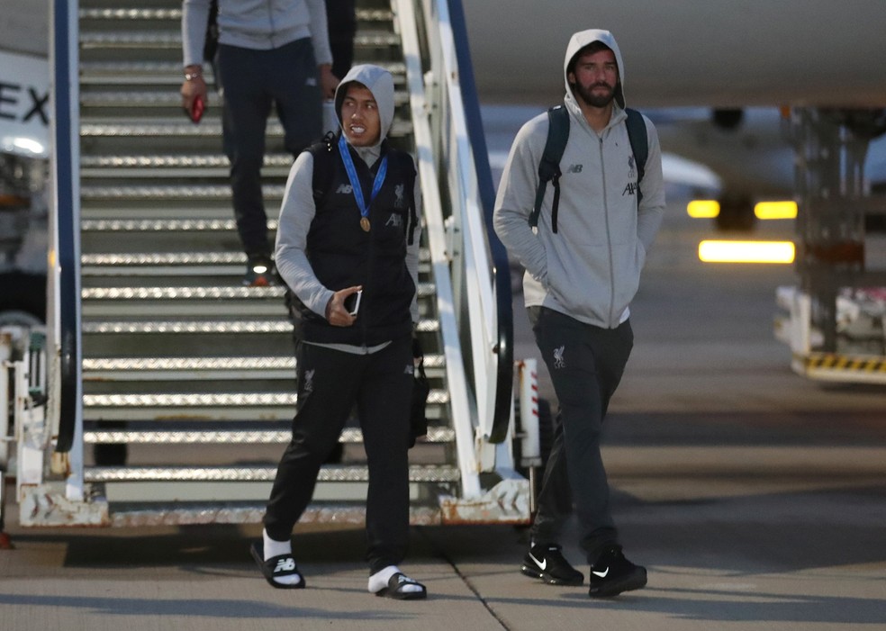 Firmino e Alisson no desembarque do Liverpool — Foto: Reuters/Carl Recine