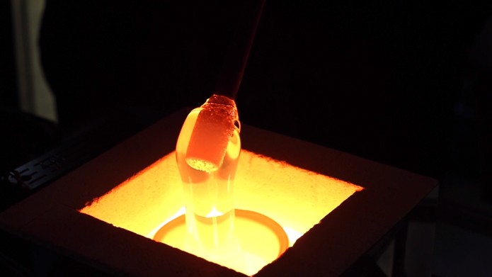 Vidro é mantido a temperaturas extremamente altas antes de ser moldado pela impressora (Foto: Reprodução/Vimeo)