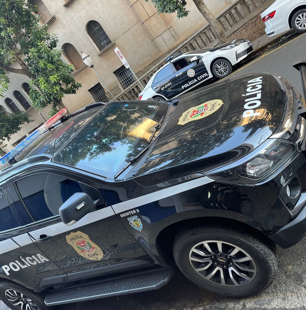 Polícia cumpre mandado de prisão em Piracicaba durante operação que investiga quadrilha de desvio de cargas — Foto: Polícia Civil/ Divulgação 