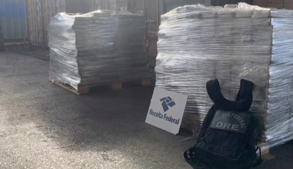 Mais de uma tonelada de cocaína que seria transportada para França é apreendida no porto de Salvador — Foto: Reprodução/TV Bahia