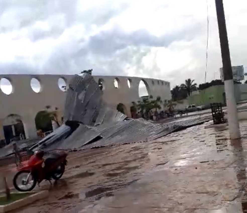 Parte do telhado de um estabelecimento comercial foi arrancado e arremessado próximo da Rodoviária de Esperantina, no sul do Piauí — Foto: Reprodução