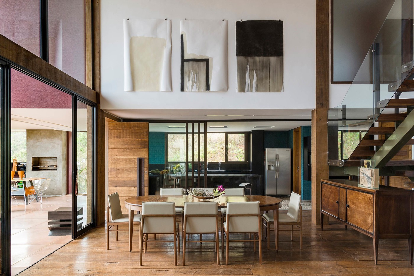 Décor do dia sala de jantar com pé-direito alto, madeira e panos de vidro (Foto: Jomar Bragança)