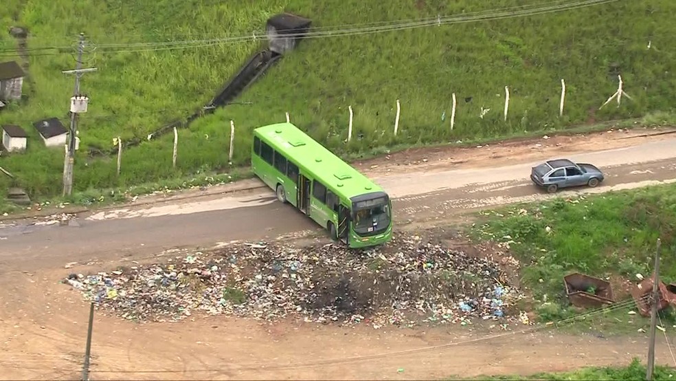Criminosos roubam ônibus para fazer barricada em Belford Roxo — Foto: Reprodução/TV Globo