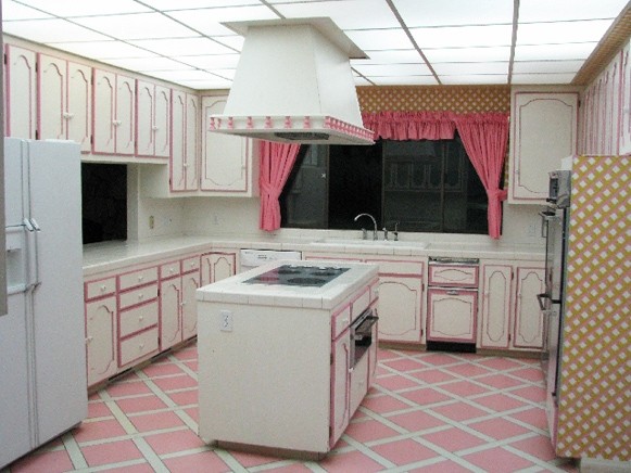 A cozinha, decorada de acordo com a década em que foi construída (Foto: Reprodução)