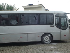 Ônibus foram depredados em Ipaba, Leste de MG (Foto: Patrícia Belo / G1)