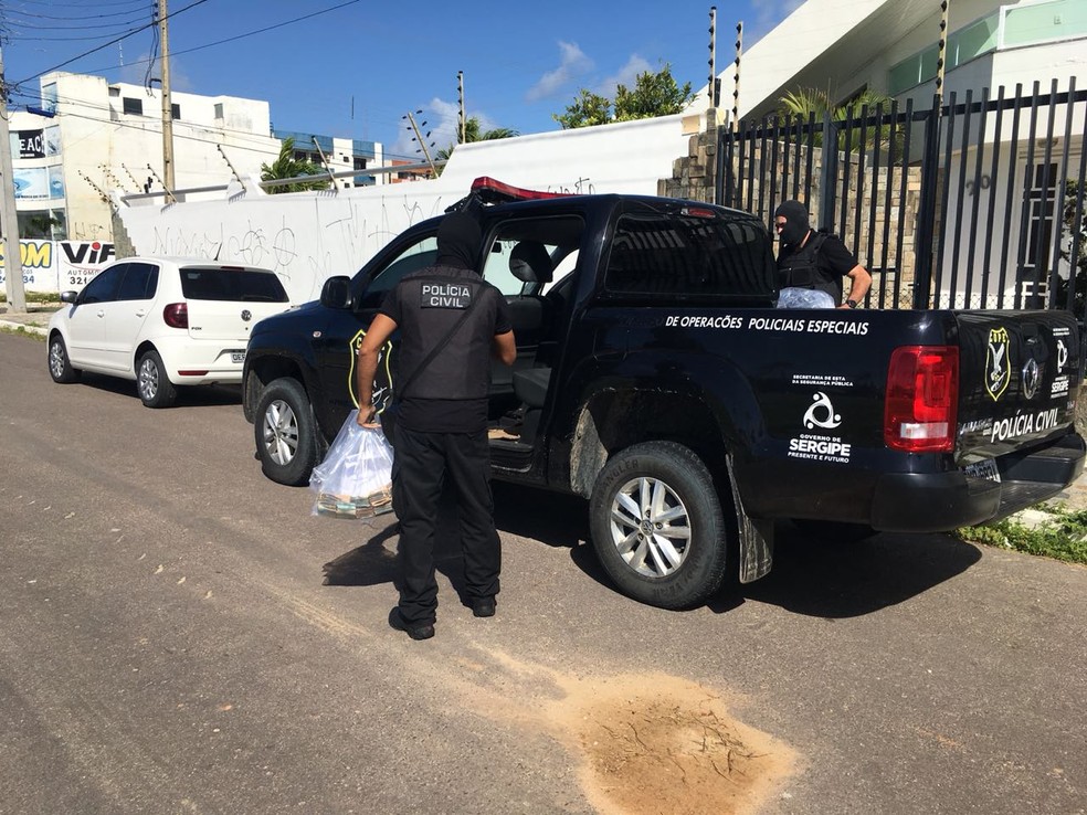 Policias apreenderam documentos, computadores e dinheiro em uma residência no Bairro Atalaia, Zona Sul da capital (Foto: Leandro da Graça/TV Sergipe)