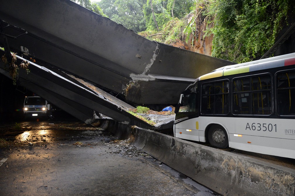 Ã”nibus atingido por vigas ainda no local do acidente  â€” Foto: Foto: Richard Santos/Prefeitura do Rio