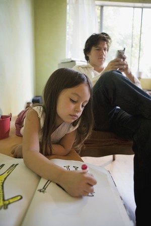 Pai e filha separados pela tecnologia (Foto: Thinkstock)
