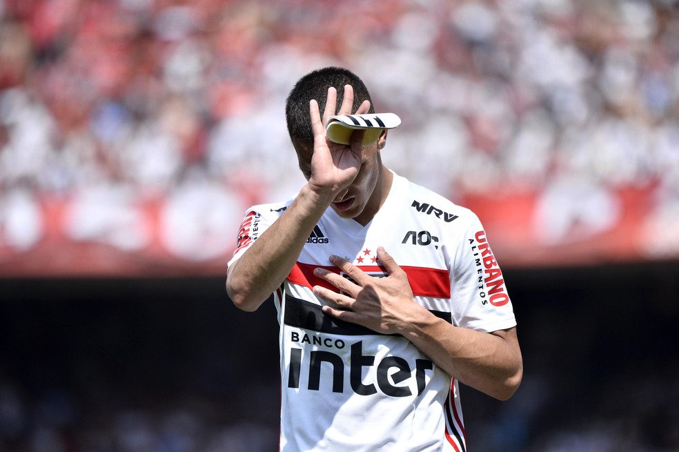 Antony se lamenta ao ser expulso contra o Grêmio — Foto: Marcos Ribolli