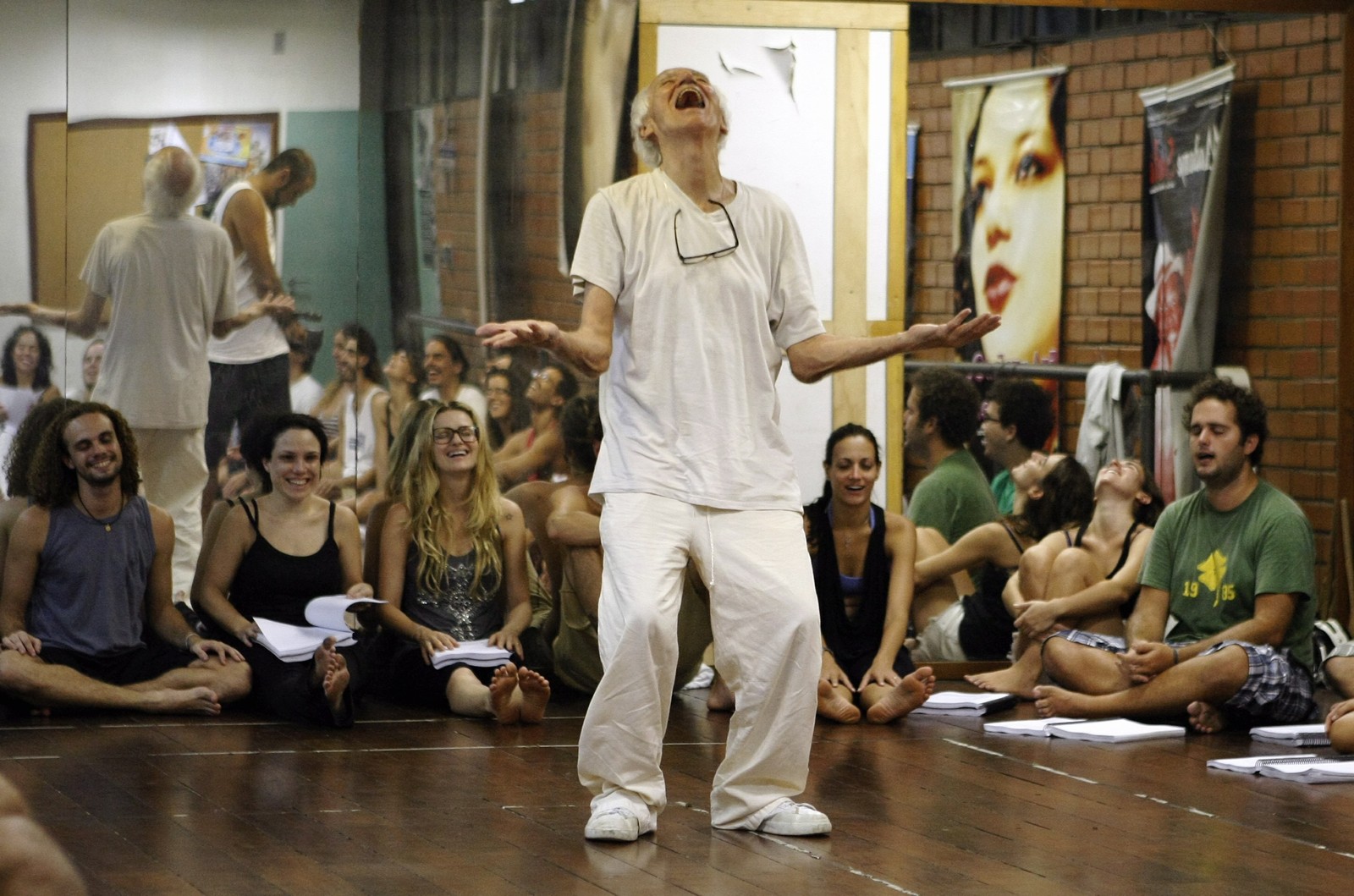 Zé Celso durante aula de teatro. — Foto: Leo Aversa
