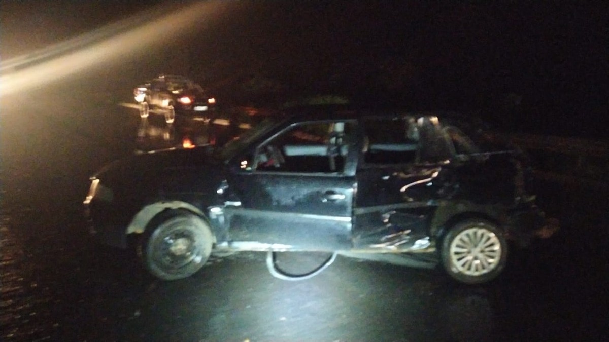 Motorista fica ferido após carro ser atingido por ônibus na BR-365; veículo estava parado na contramão