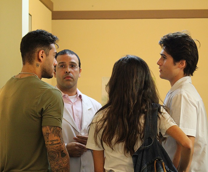 Uodson e Rodrigo ficam apreensivos para saber novidades da situação de Ciça (Foto: Thaís Dias/Gshow)