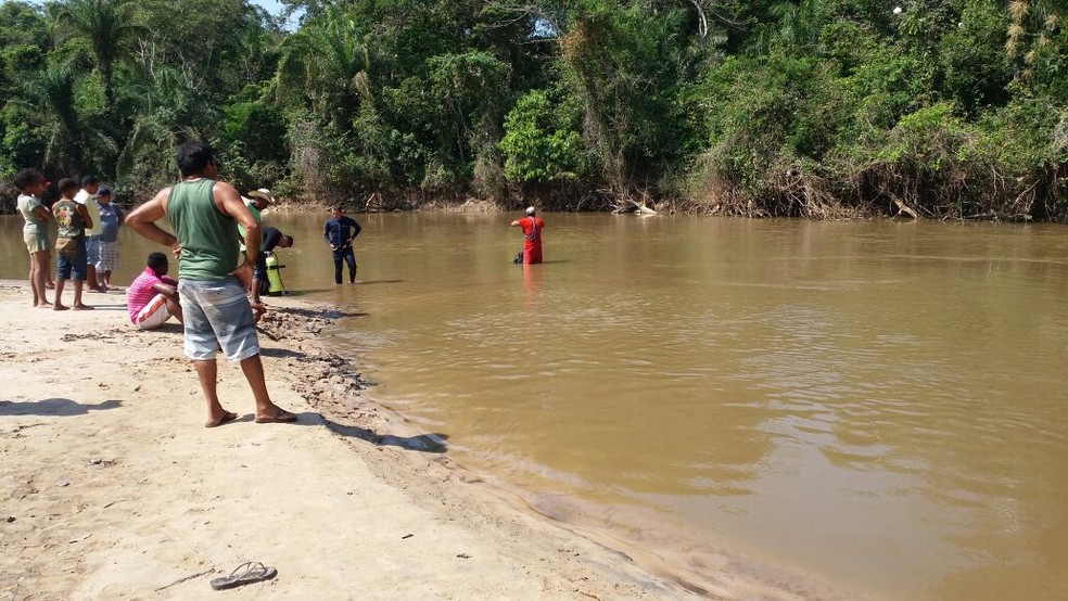 IrmÃ£os de 5 e 7 anos morreram afogados durante confraternizaÃ§Ã£o com a famÃ­lia no Rio CabaÃ§al, neste domingo, em CurvelÃ¢ndia (Foto: Fronteira Alerta)