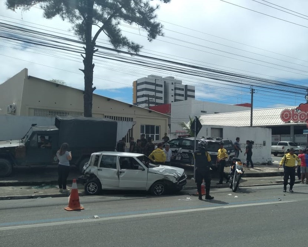 Viatura derruba muro do Quartel do Exército após bater em carro de passeio na Avenida Fernandes Lima, em Maceió — Foto: Carolina Sanches/G1