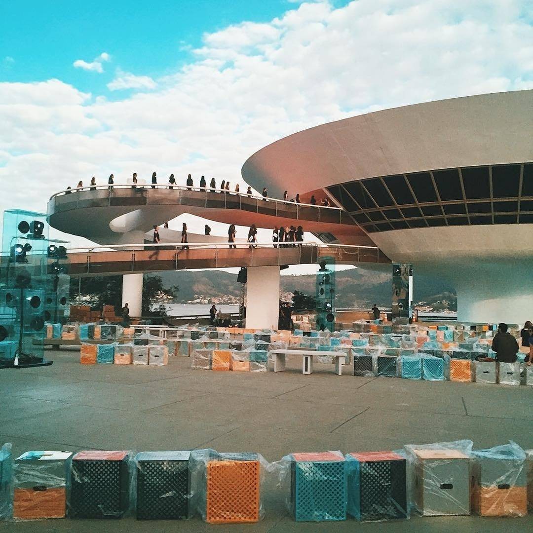 O cenário do desfile da Louis Vuitton em Niterói durante ensaio na quinta-feira (26.05) (Foto: Reprodução/Instagram)