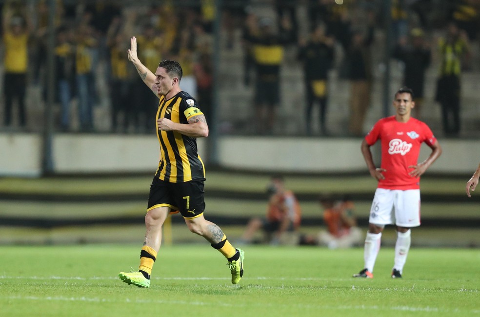 Christian Rodríguez comemora seu gol pelo Peñarol contra o Libertad (Foto: Raúl Martínez/EFE)