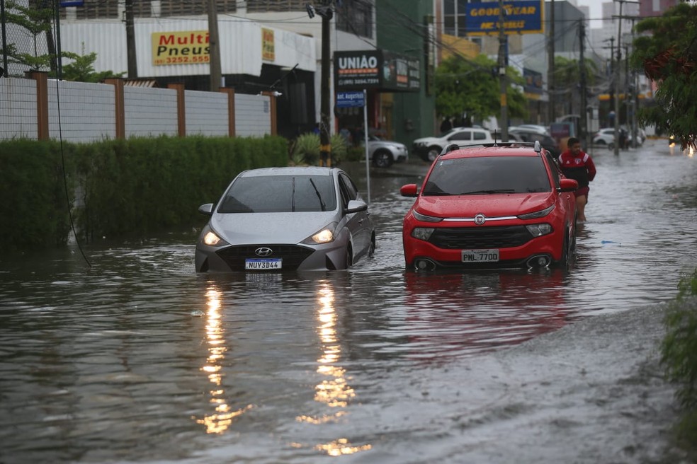 Veículos ficaram impedidos de trafegar em vias de Fortaleza após chuva — Foto: Fabiane de Paula/SVM