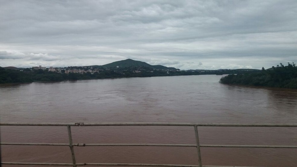 Cheia no Rio Doce pode provocar inundação em Governador Valadares (Foto: Allan Nunes/Arquivo Pessoal)