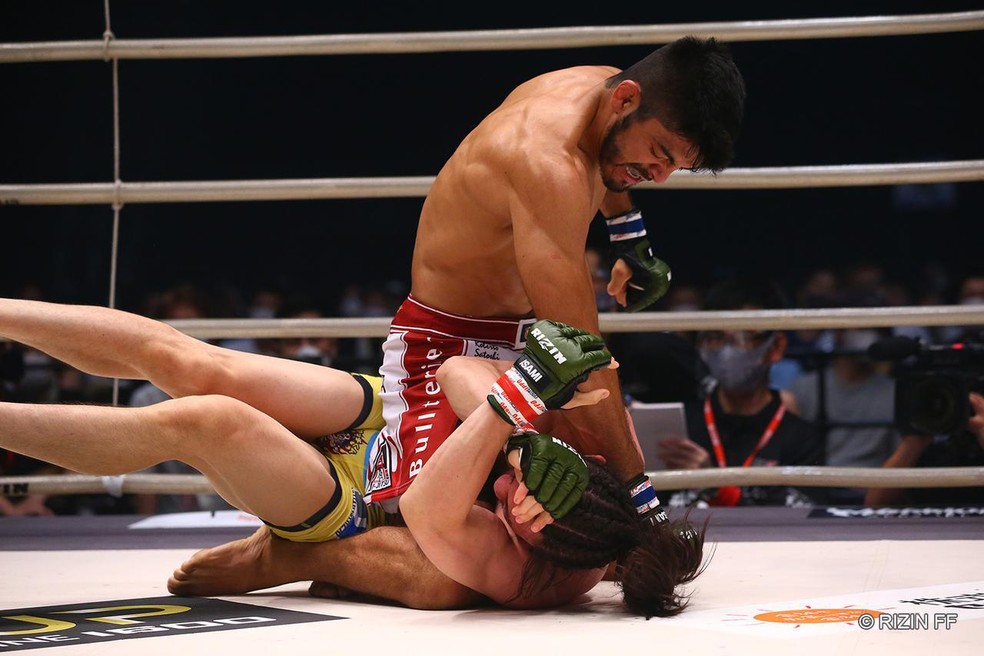 Roberto Satoshi castigou Yusuke Yachi no ground and pound na luta principal do Rizin FF 22 — Foto: Rizin FF