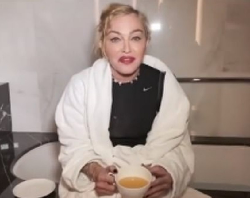 A cantora Madonna com sua xícara de urina após um show (Foto: Instagram)