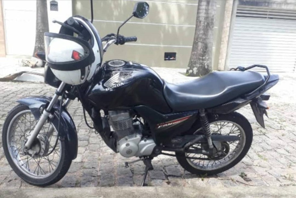 Essa é a segunda vez que a moto é roubada, afirma a vítima. — Foto: Sérgio Henrique Santos/Inter TV Cabugi