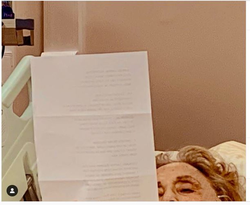 Eva Wilma estuda texto de novo filme em UTI do Hospital Albert Einstein em SP; atriz está internada para tratar problemas cardíacos e renais — Foto: Reprodução/ Instagram