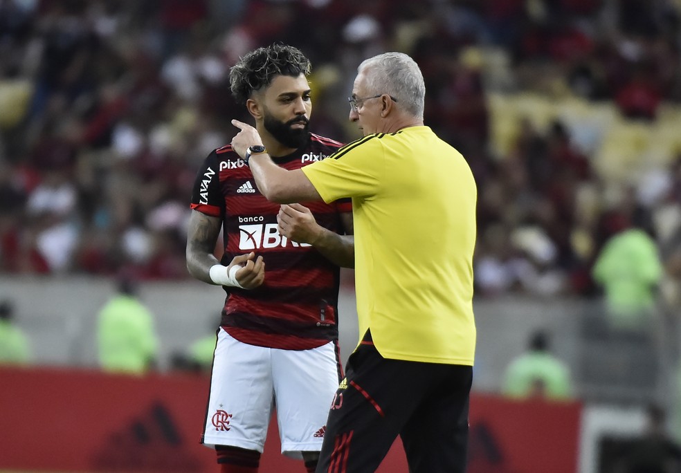 Dorival conversa com Gabigol em Flamengo x Athletico-PR &mdash; Foto: Andr&eacute; Dur&atilde;o