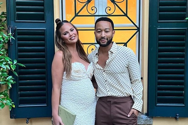 Chrissy Teigen exibe barriga de grávida ao lado do marido, John Legend (Foto:  Reprodução/ Instagram)