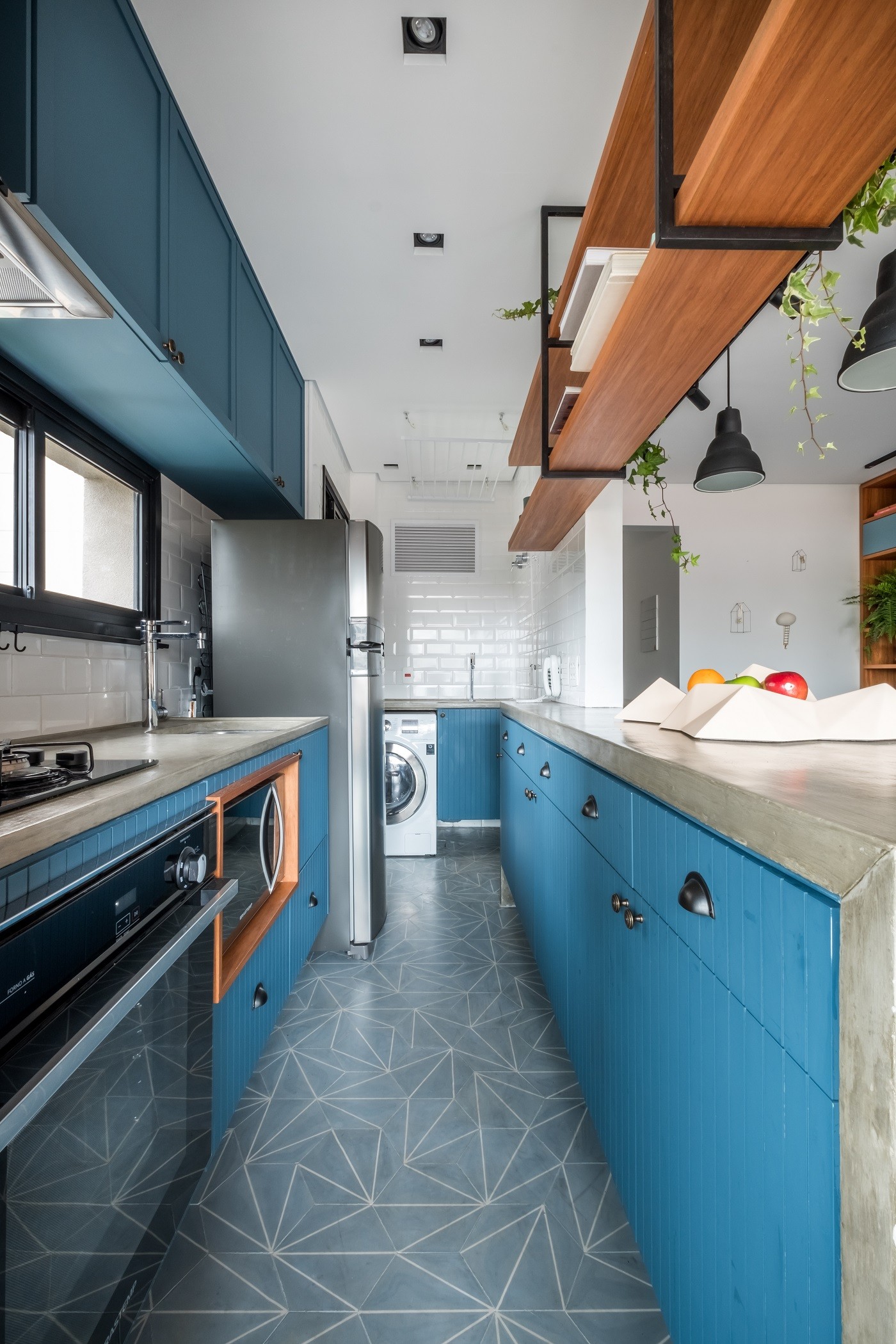 Décor do dia: cozinha integrada azul com piso geométrico (Foto: Nathalie Artaxo)