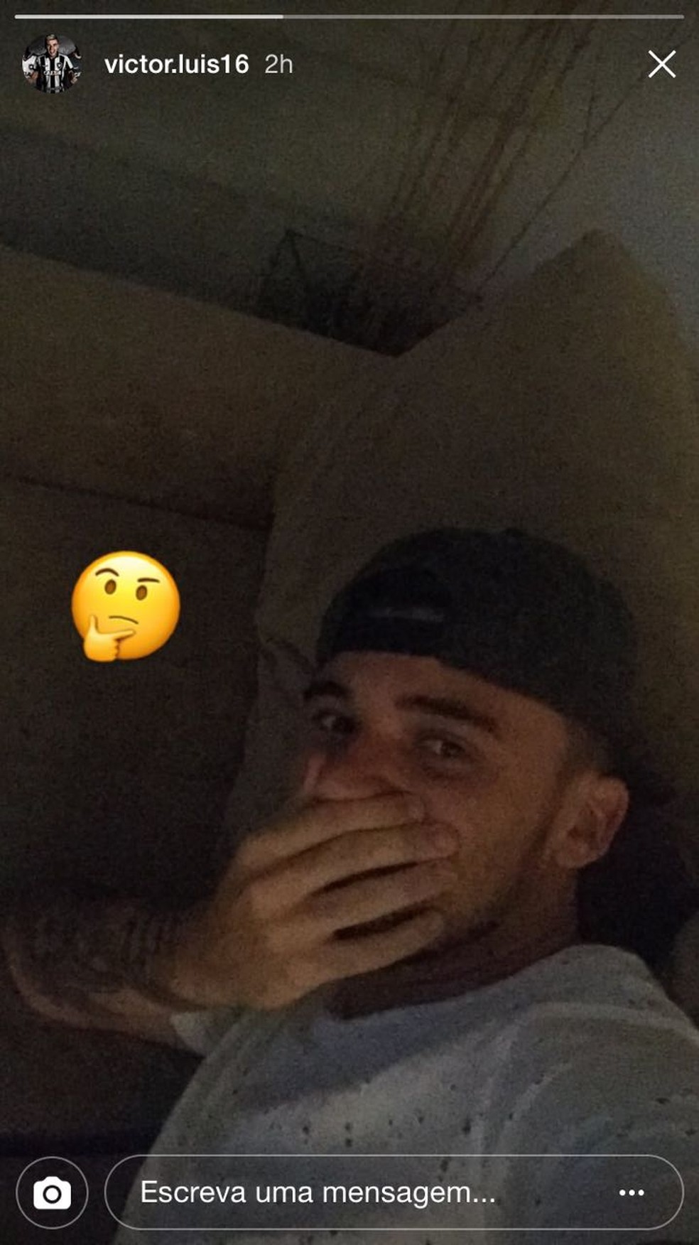 Victor Luis postou foto com nariz tampado: referência ao 