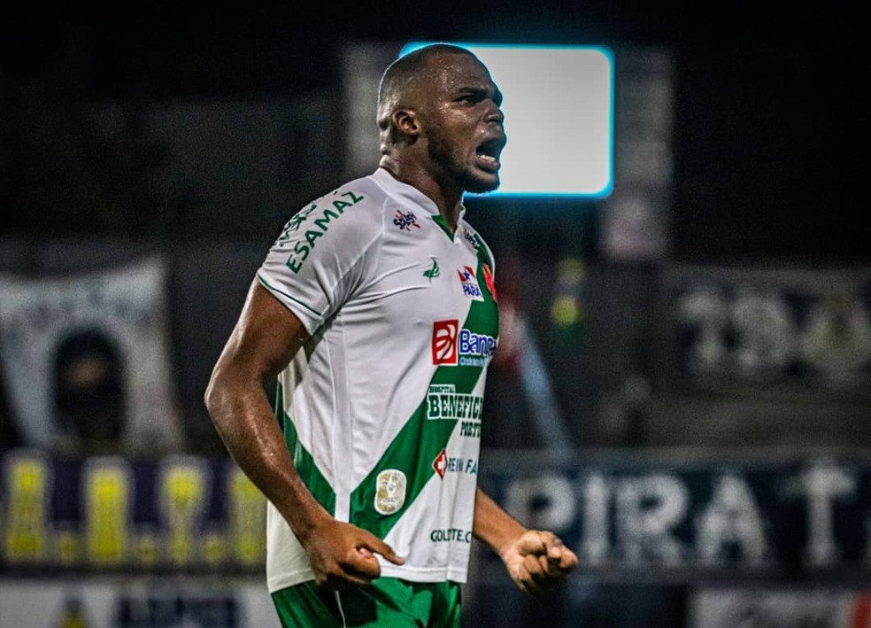 Dedé comemora classificação da Tuna Luso — Foto: Sílvio Garrido