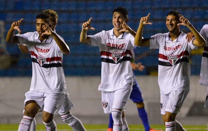 Sob olhar de Muricy, garotos do São Paulo atropelam Nacional e avançam
