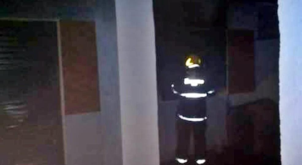 Incêndio supostamente criminoso em residência é controlado pelo Corpo de Bombeiros em Guaxupé — Foto: Corpo de Bombeiros