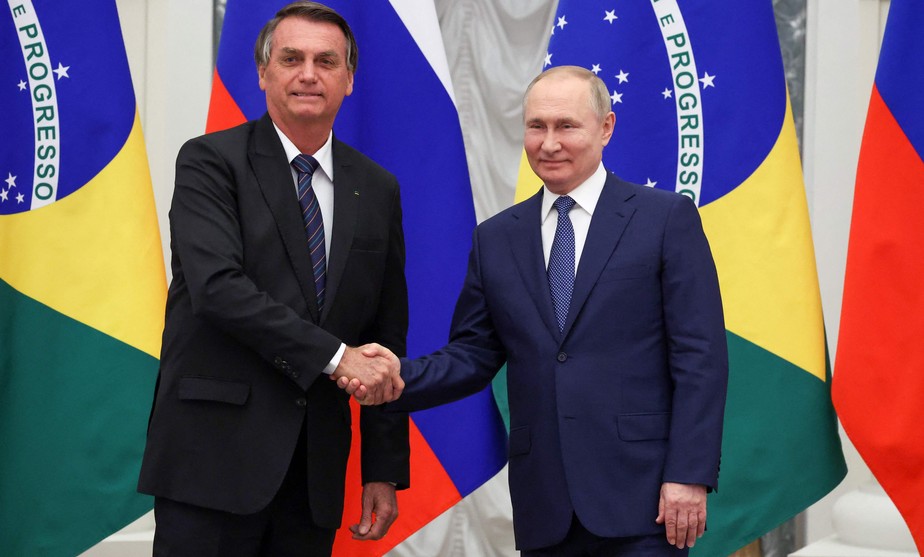 Presidente Jair Bolsonaro aperta a mão de seu par russo, Vladimir Putin, antes de conversas em Moscou