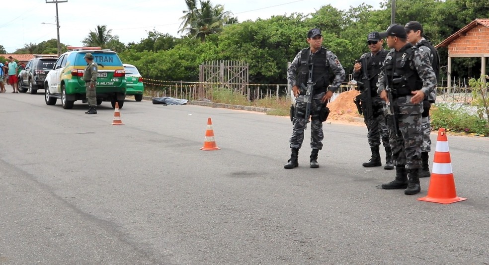 PI-116 foi interditada após o crime, em Parnaíba.  — Foto: Kairo Amaral/TV Clube