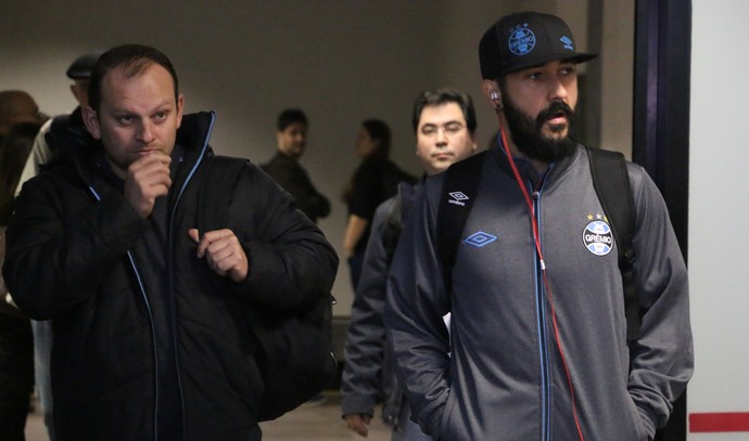 Grêmio retorna com clima tranquilo e apoio solitário a Douglas: Tamo junto