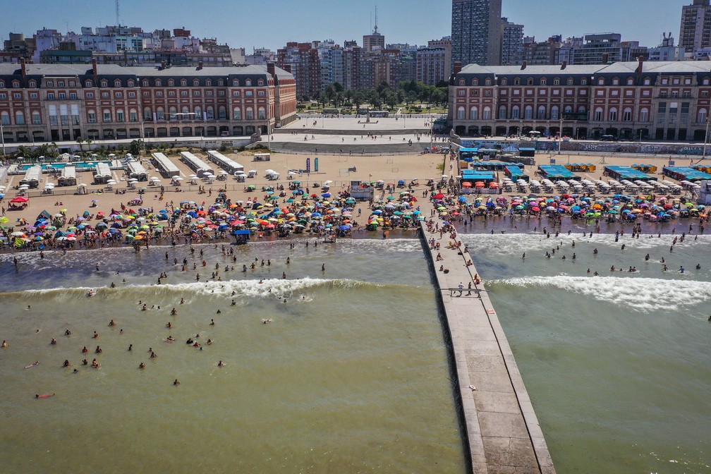 Pessoas vão à praia em Mar del Plata, na costa da Argentina, no dia 11 de janeiro. — Foto: Mara Sosti/AFP