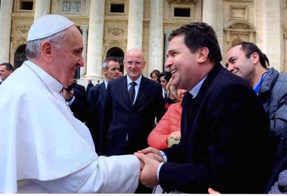 O padre &Acirc;ngelo Ademir Mezzari em encontro com o Papa Francisco em Roma, na It&aacute;lia. &mdash; Foto: Acervo Pessoal