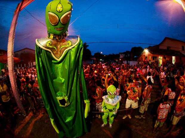 "Bloco do ET" reuniu centenas de foliões fantasiados de extraterrestres. (Foto: Tarso Sarraf/ O Liberal)