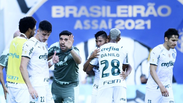 Abel Ferreira passa instruções para Piquerez em clássico contra o Santos