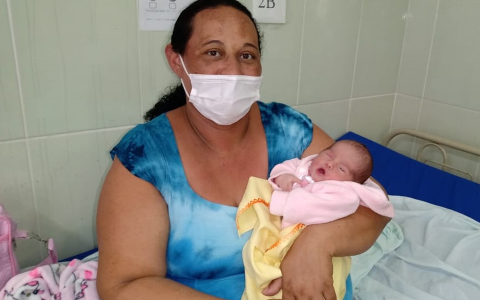 Mulher descobre que estava grávida ao dar à luz em banheiro da UPA de Senador Canedo: 'Assustei'